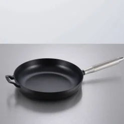 Buster+Punch stekpanna rund 28 cm, mässinghandtag