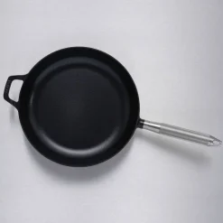 Buster+Punch stekpanna rund 28 cm, mässinghandtag