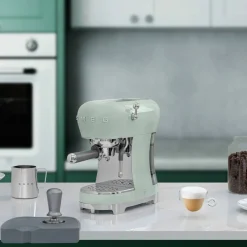 ECF02 Espressomaskin, röd
