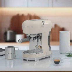 ECF02 Espressomaskin, svart