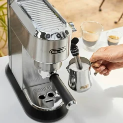 EC685.R Espressomaskin Röd