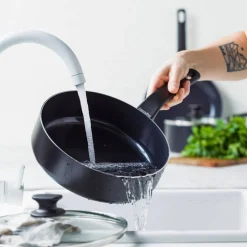 Essence stekpanna med lock 24 cm, svart