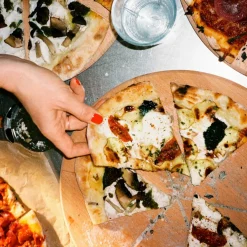 Grand Cru pizzabräda och pizzaskärare 35 cm, bok