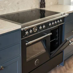 HER95I2ENEC Heritage induktionsspis med dubbelugn 90 cm 5 zoner, mattsvart