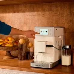 KF4 FA helautomatisk espressomaskin, porslinsvit