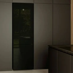 RBM60F5FBNC Fristående kombiskåp 201 x 60 cm Modern-serien, svart glas