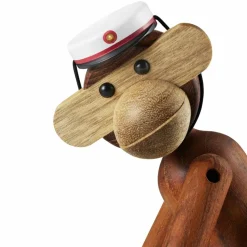 Röd studentmössa till mellan apa