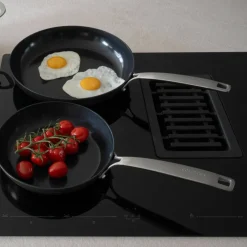 Stekpanna med stålhandtag 24 cm, svart