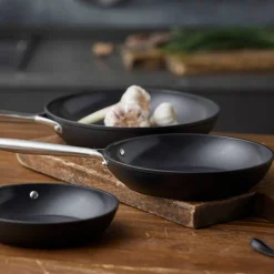 Stekpanna non-stick 24 cm, svart aluminium