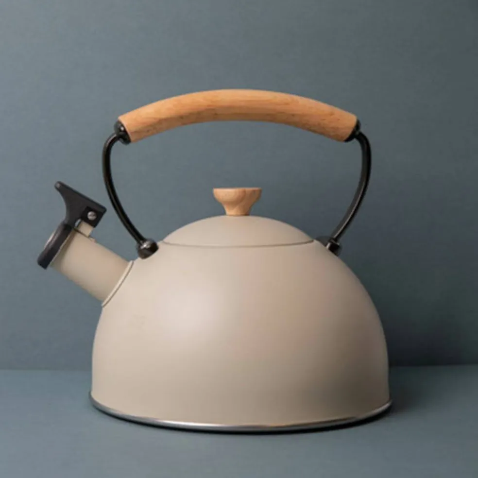 Tekanna med vissla 1,6 liter, crème