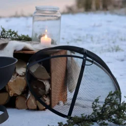 Traditionell eldstad med gnistskydd