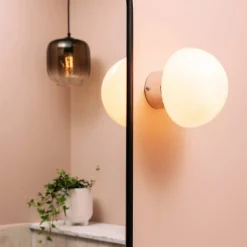 16 vägglampa, vit/krom